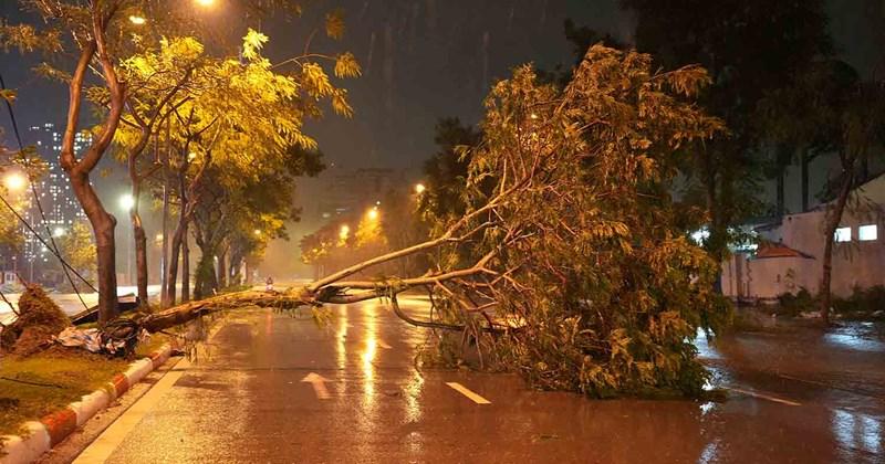 Xe tải vượt qua đường ngập trong mưa lớn tại An Lão, Hải Phòng, minh họa ảnh hưởng thời tiết
